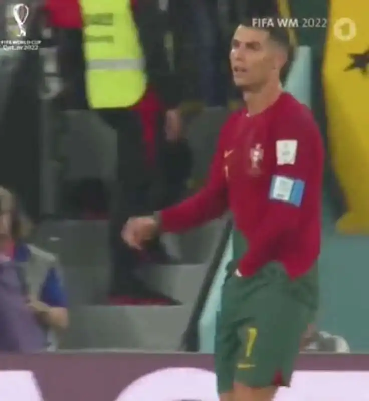 CRISTIANO RONALDO SI METTE LE MANI NEI PANTALONCINI 