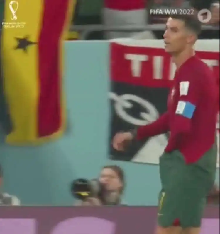 CRISTIANO RONALDO SI METTE LE MANI NEI PANTALONCINI