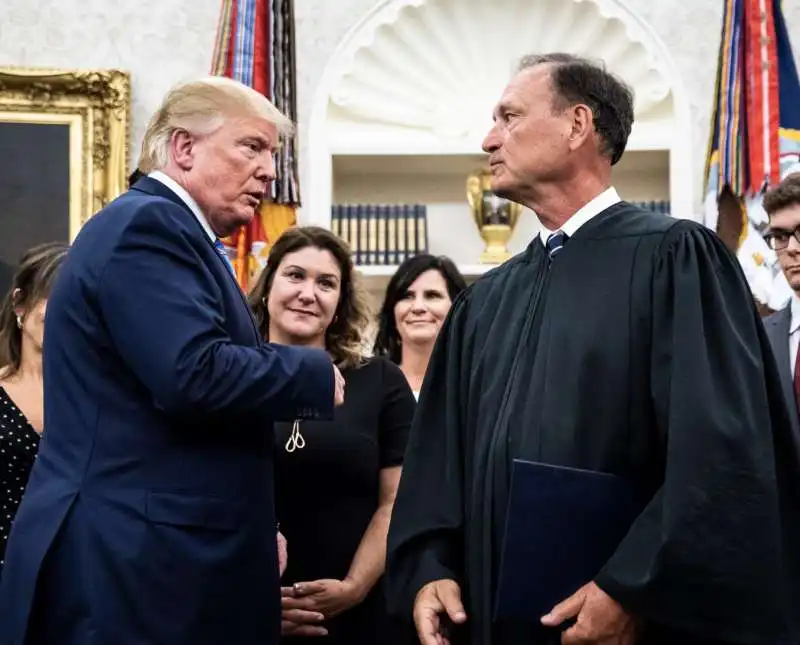 DONALD TRUMP E SAMUEL ALITO