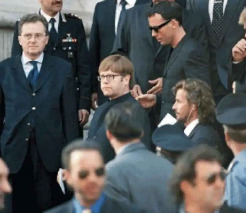 elton john ai funerali di gianni versace, enl 1997