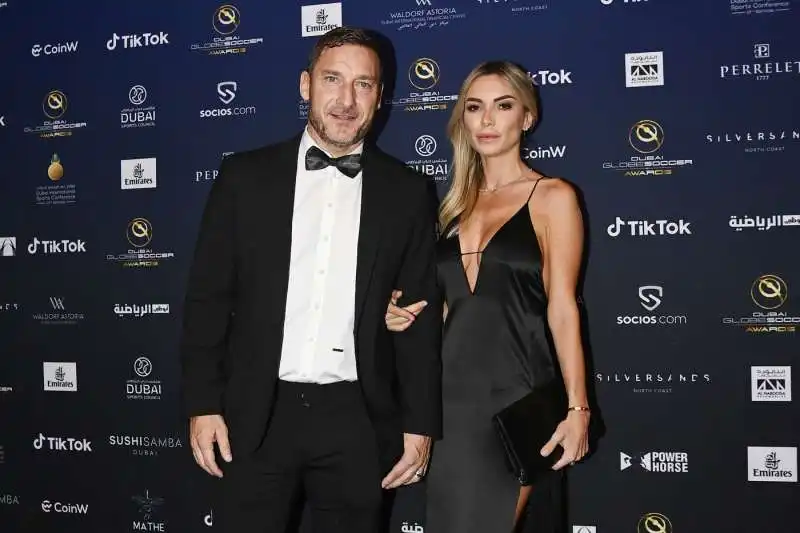 FRANCESCO TOTTI E NOEMI BOCCHI al Globe Soccer Awards 2022 di dubai 1