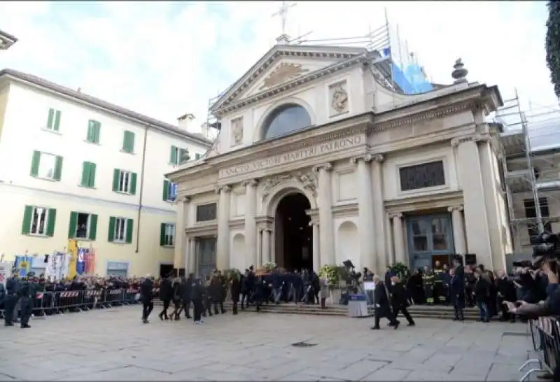 funerali di roberto maroni a varese