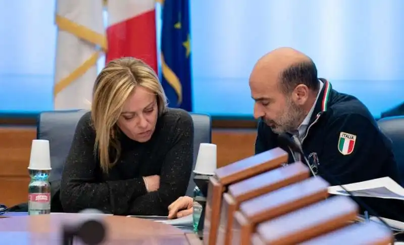 giorgia meloni nella sede della protezione civile per gli aggiornamenti sulla frana a casamicciola 