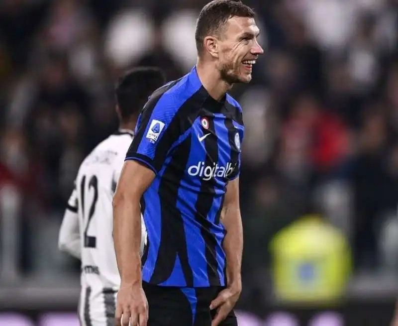 il gesto di edin dzeko contro i tifosi della juventus 