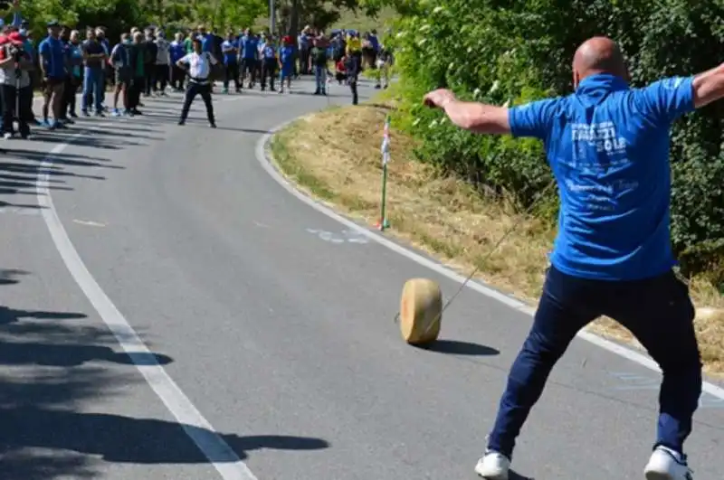 IL LANCIO DEL FORMAGGIO