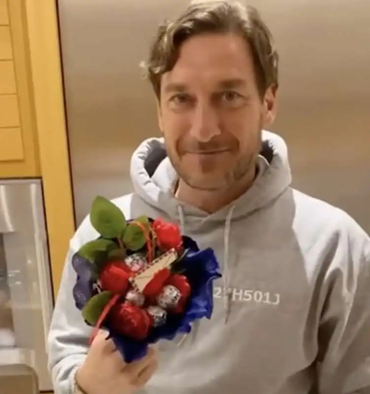 il regalo di ilary a totti per san valentino 1