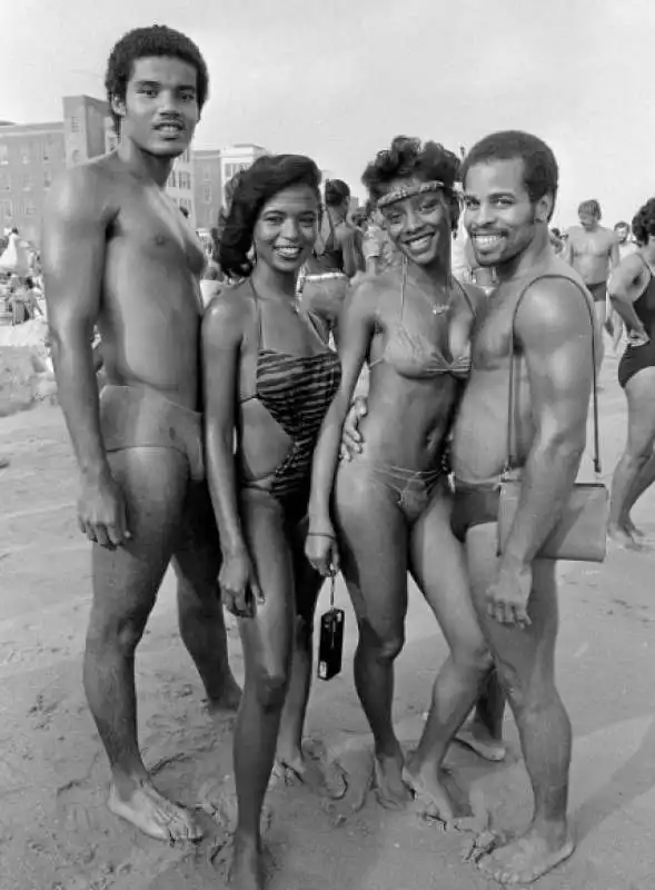 irene cara e amici in spiaggia nel 1982