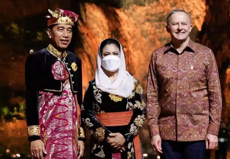 l presidente indonesiano e la moglie posano con il primo ministro australiano  anthony albanese