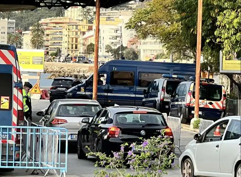 le autorita francesi bloccano i migranti a ventimiglia   4