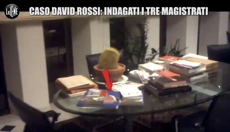 le iene   caso david rossi, indagati i tre magistrati   4