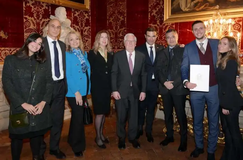 lord mervyn king e federico carli con lo staff del premio bancor  foto di bacco