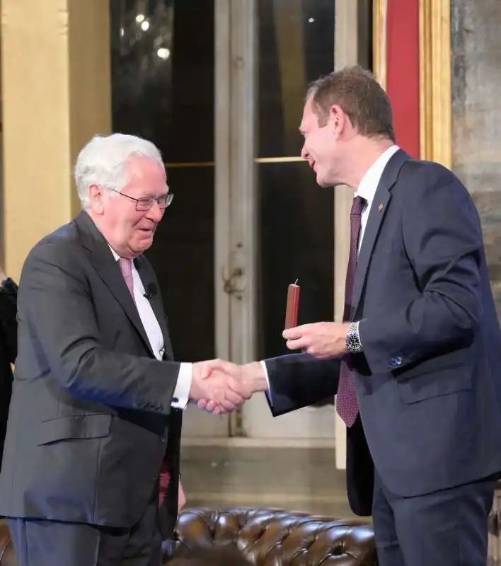 lord mervyn king riceve il premio bancor da frederik geertman  foto di bacco (1)