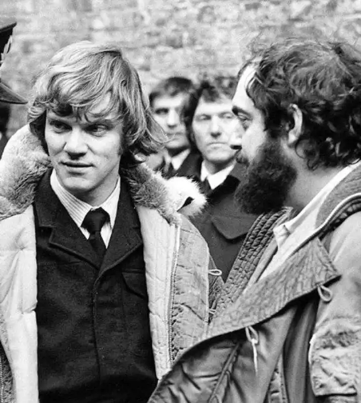 malcolm mcdowell e stanley kubrick sul set di arancia meccanica 1