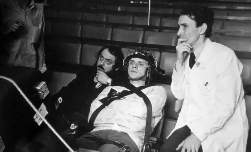 malcolm mcdowell e stanley kubrick sul set di arancia meccanica 2