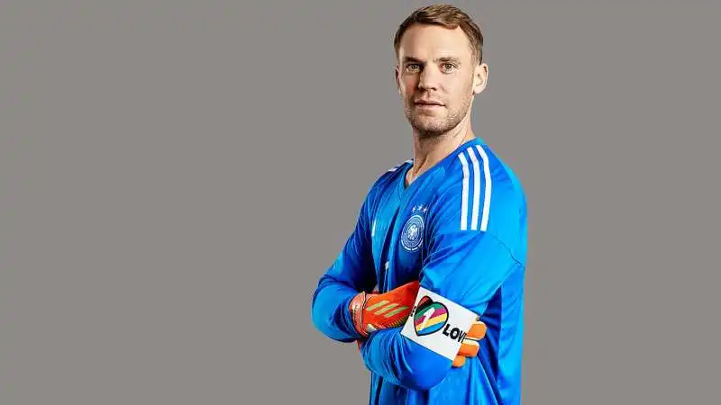 manuel neuer con la fascia one love 