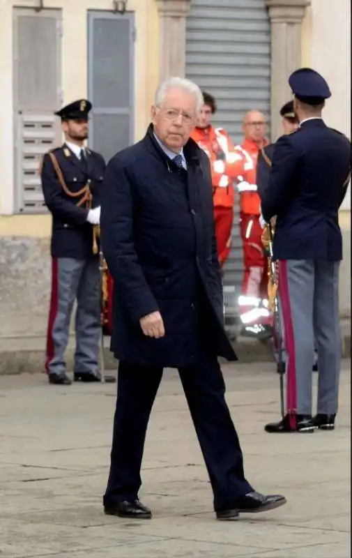 mario monti ai funerali di roberto maroni