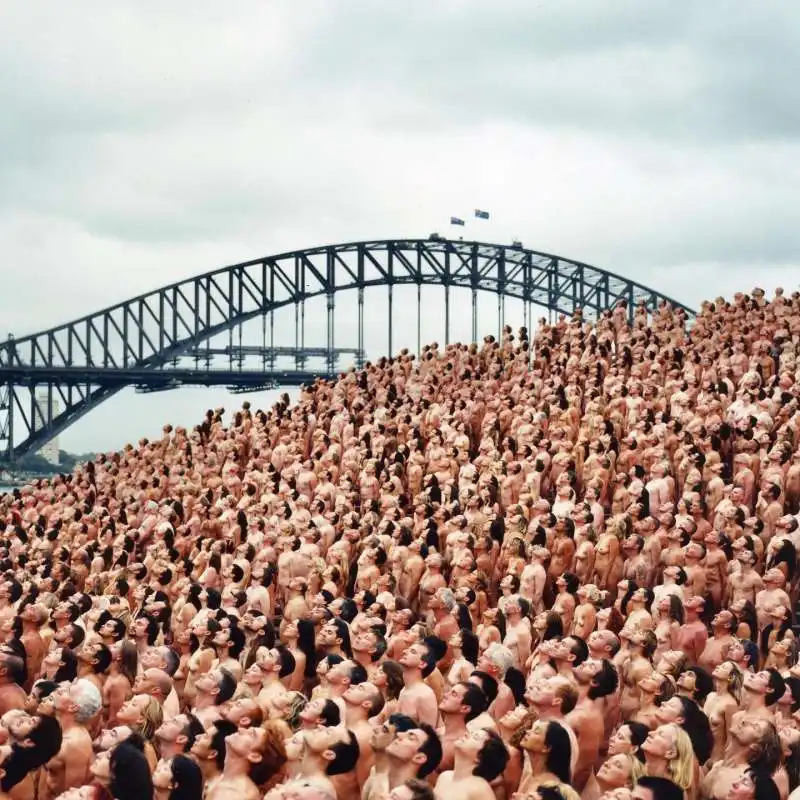 migliaia di persone nude a sidney   foto di spencer tunick  1