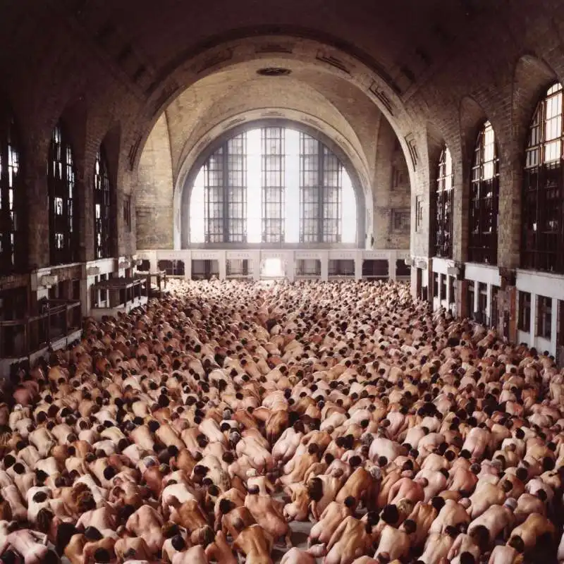 migliaia di persone nude a sidney   foto di spencer tunick  10