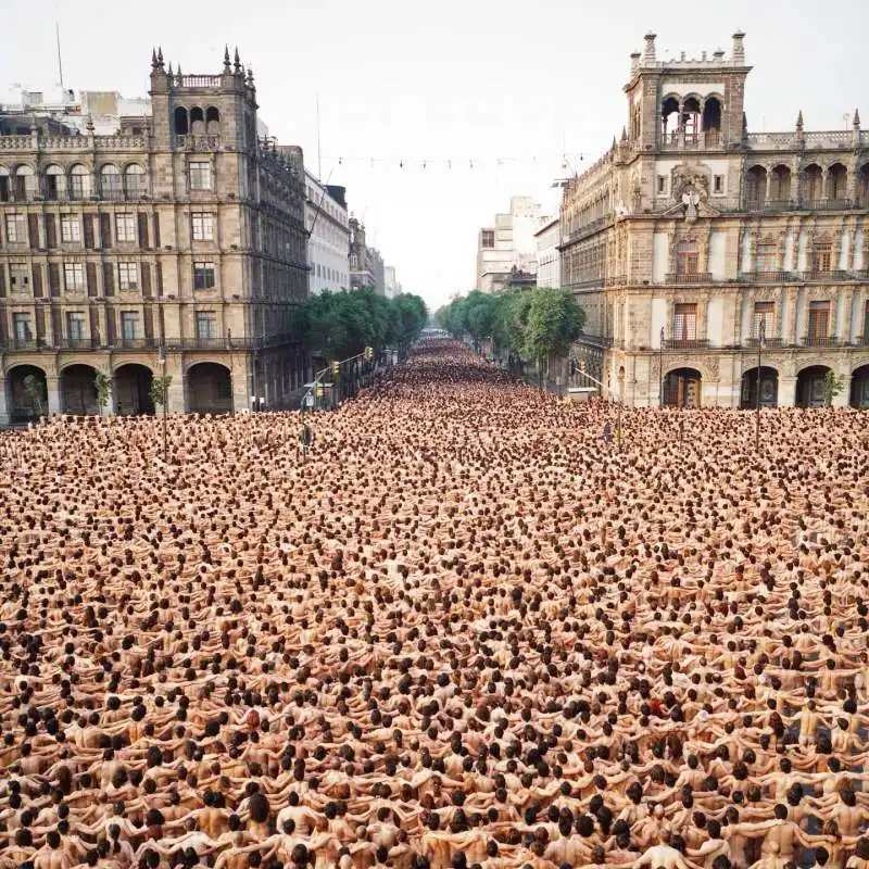 migliaia di persone nude a sidney   foto di spencer tunick  12