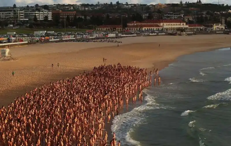 migliaia di persone nude a sidney   foto di spencer tunick  5