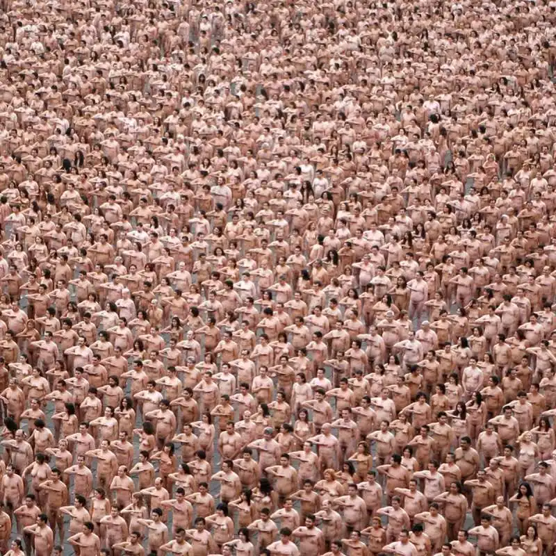 migliaia di persone nude a sidney   foto di spencer tunick  9