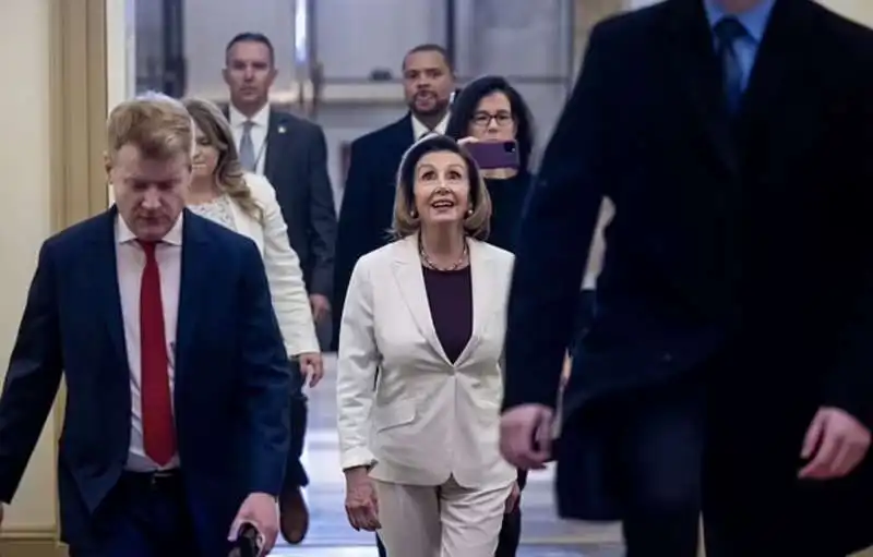 nancy pelosi arriva alla camera  