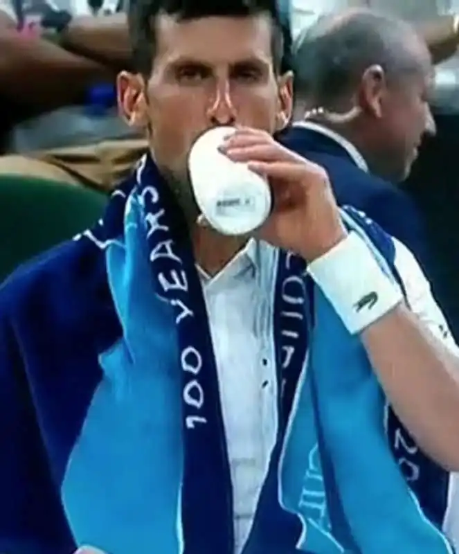 novak djokovic che beve dalla borraccia 