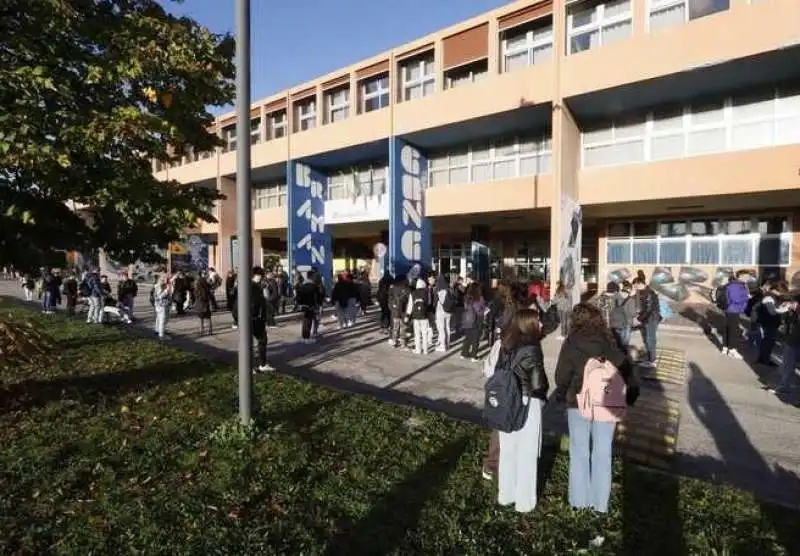 persone evacuate dopo il terremoto nelle marche 3