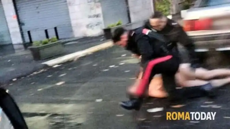 RAGAZZO NUDO FERMATO DAI CARABINIERI DOPO UN INCIDENTE A ROMA