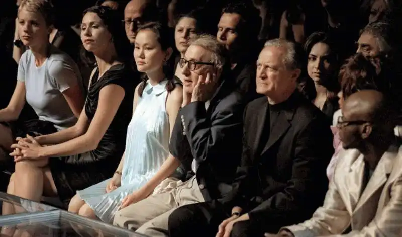 santo versace, woody allen con la moglie soon yi previn e minnie driver   sfilata versace 1998