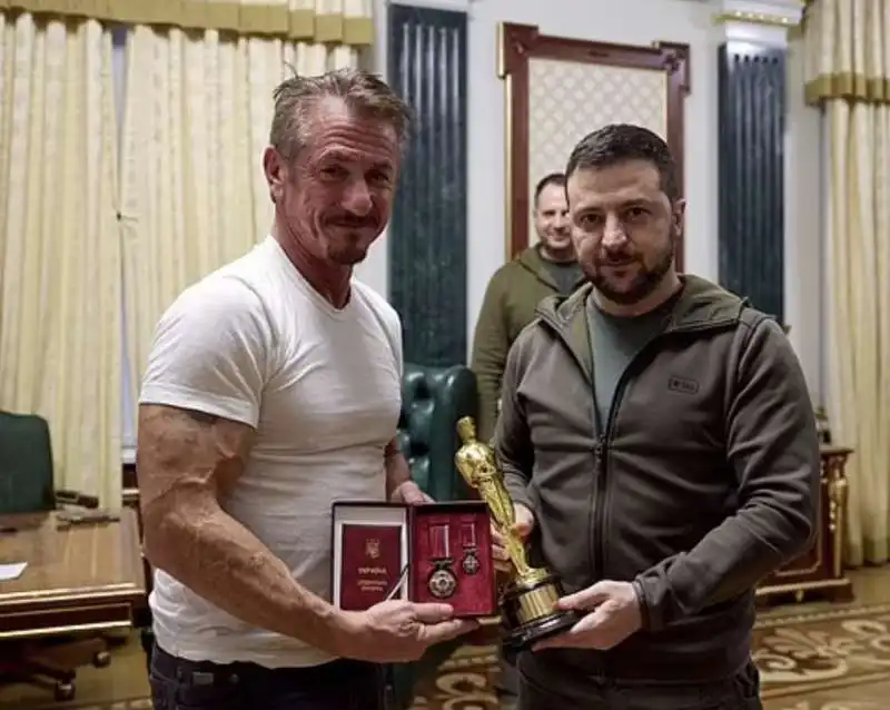 sean penn consegna la statuetta dell oscar a volodymyr zelensky 