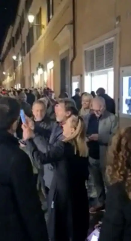 selfie con giorgia meloni in via di campo marzio a roma   4