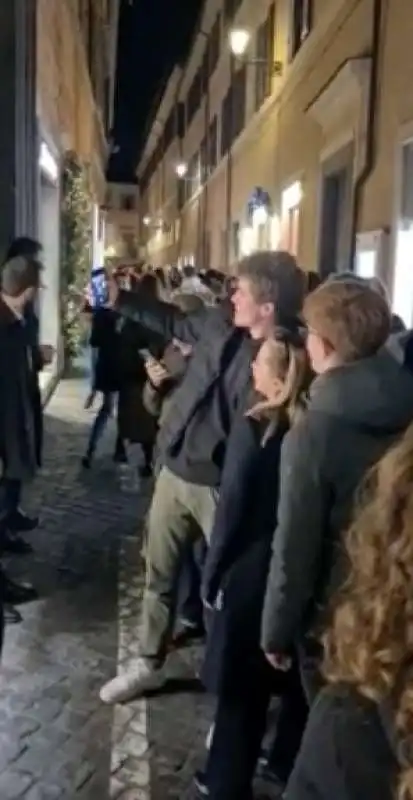 selfie con giorgia meloni in via di campo marzio a roma   5