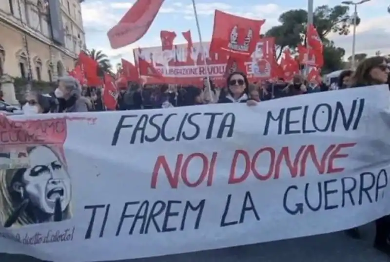 striscioni contro giorgia meloni alla manifestazione femminista di roma   4