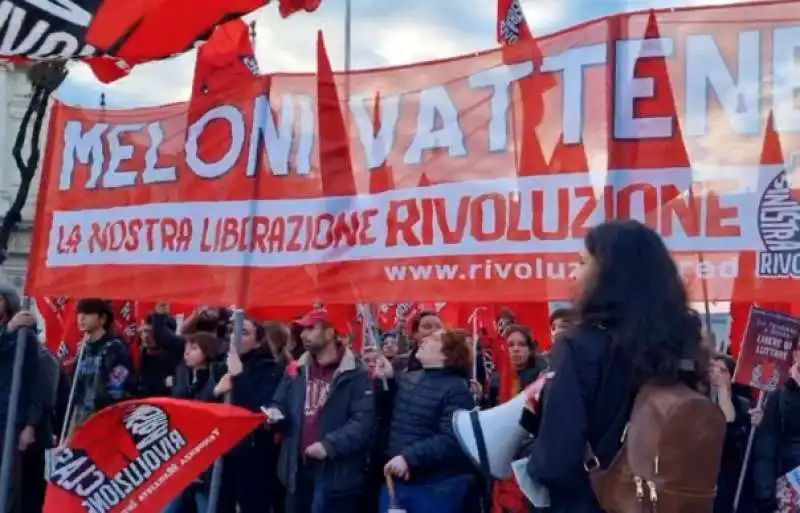 striscioni contro giorgia meloni alla manifestazione femminista di roma   5