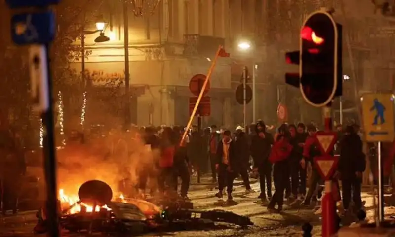 tifosi marocchini devastano bruxelles   3