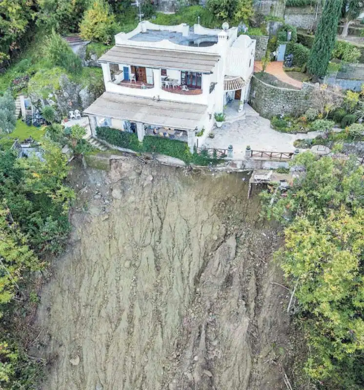 UNA CASA SOSPESA SUL MONTE DEVASTATO DALLA FRANA A CASAMICCIOLA 