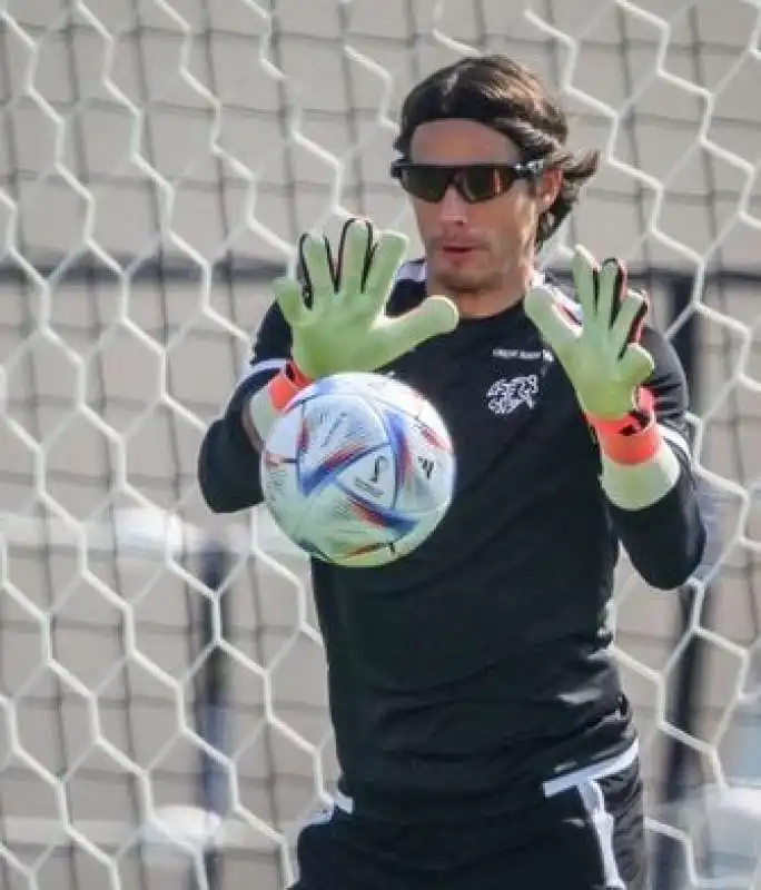 yann sommer con gli occhiali hi tech 1