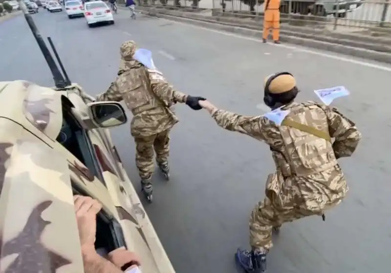 a kabul i talebani pattugliano le strade pattinando 10