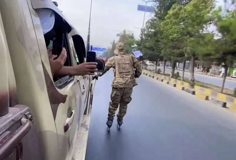 a kabul i talebani pattugliano le strade pattinando 3