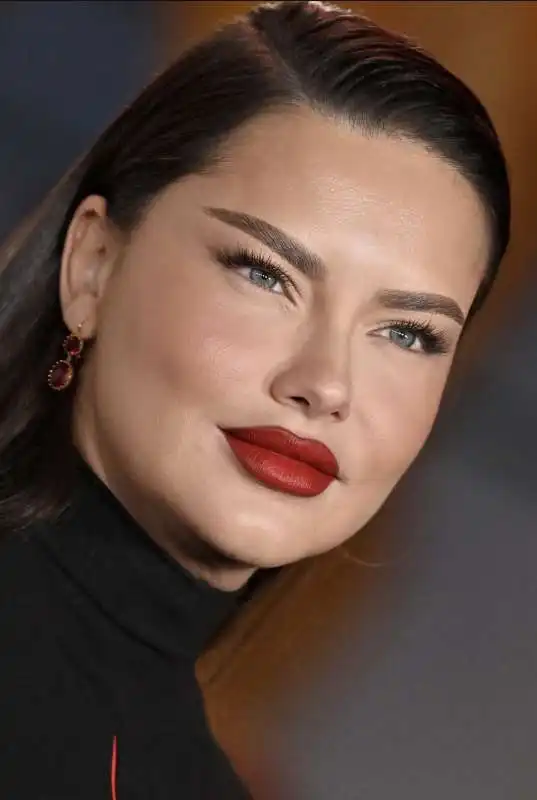 adriana lima alla prima di hunger games    los angeles, 2023  1