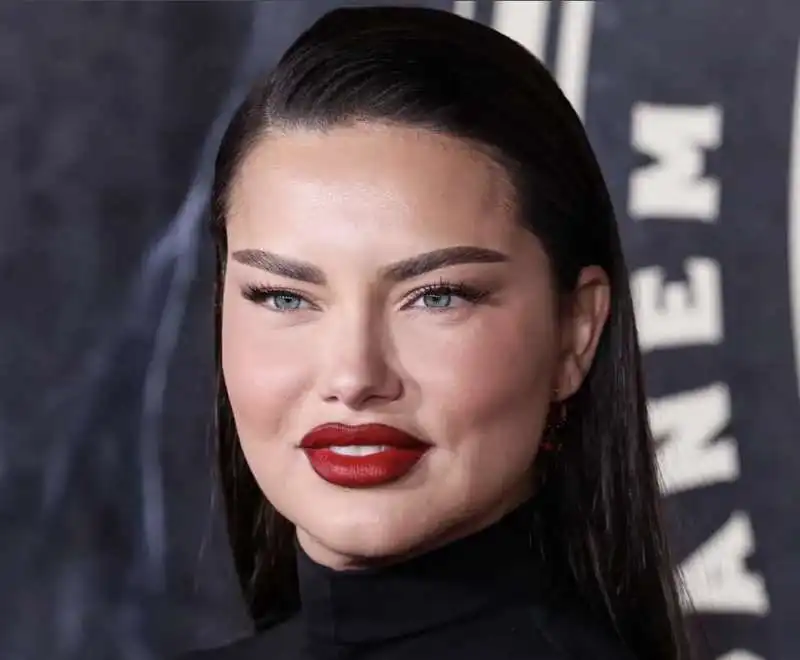 adriana lima alla prima di hunger games    los angeles, 2023  