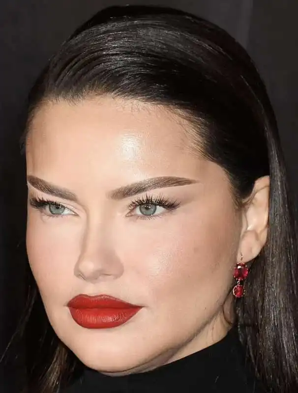  adriana lima alla prima di hunger games    los angeles, 2023   4