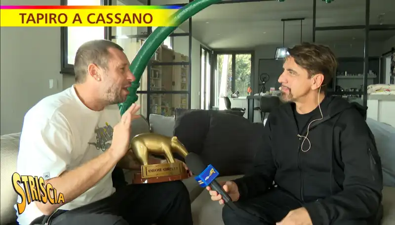 antonio cassano riceve il tapiro d oro dopo l esclusione dalla bobotv