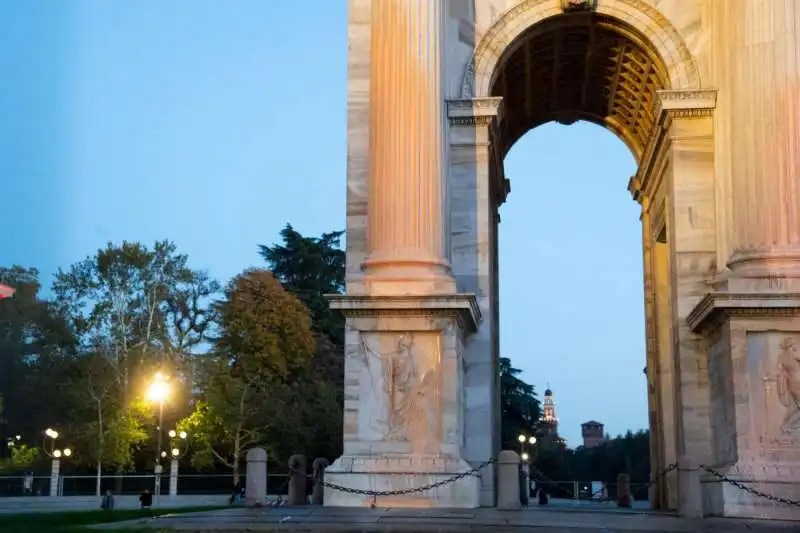 attivisti di ultima generazione imbrattano l arco della pace a milano   1