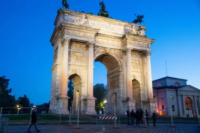 attivisti di ultima generazione imbrattano l arco della pace a milano   10