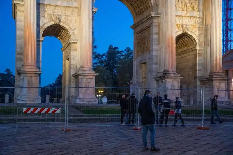 attivisti di ultima generazione imbrattano l arco della pace a milano   11