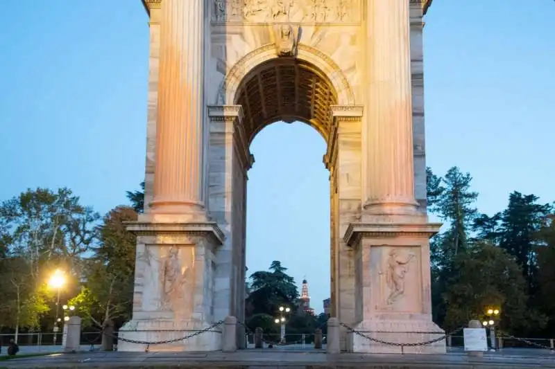 attivisti di ultima generazione imbrattano l arco della pace a milano   3