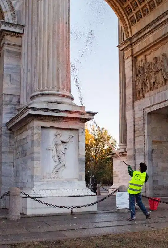 attivisti di ultima generazione imbrattano l arco della pace a milano   3