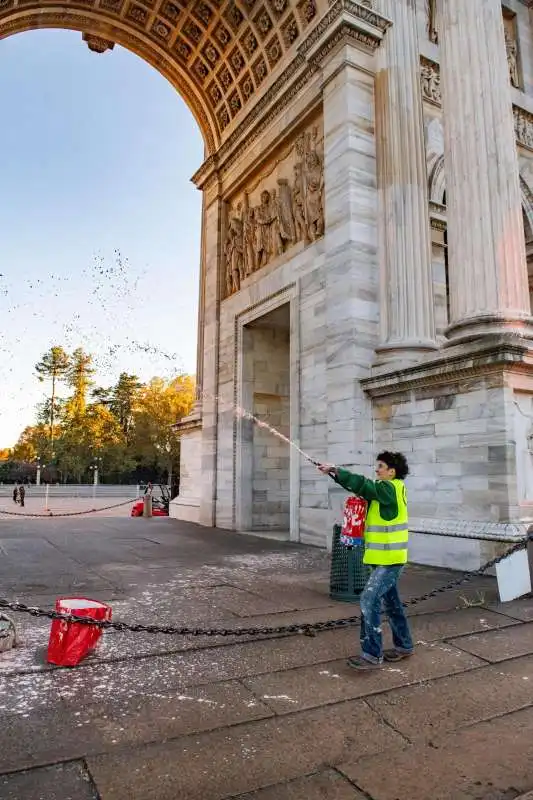 attivisti di ultima generazione imbrattano l arco della pace a milano   4